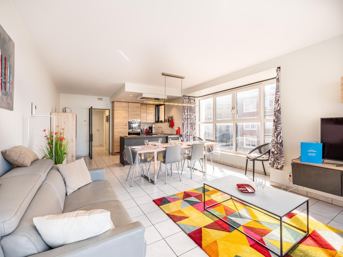 Ruime woonkamer van Delfien Eerste vakantiehuis in Koksijde, West-Vlaanderen met moderne inrichting en veel natuurlijk licht.