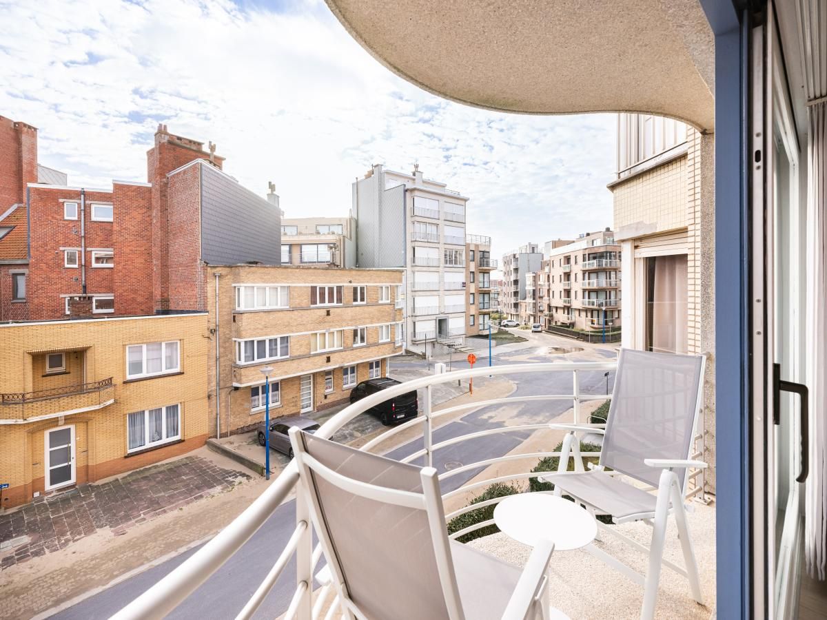 Geniet van het uitzicht vanaf het balkon van Gaston Lejeune tweede vakantiehuis in Koksijde, West-Vlaanderen, omringd door stedelijke charme.