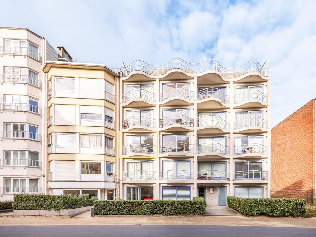 Gaston Lejeune tweede vakantiehuis in Koksijde, West-Vlaanderen, Belgie, met moderne gevel en ruime balkons voor een ontspannen verblijf.