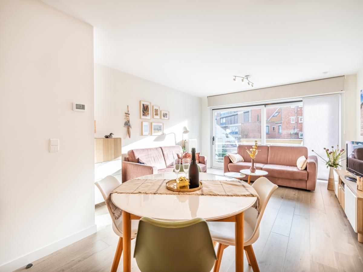 Lichte woonkamer van Gaston Lejeune tweede vakantiehuis in Koksijde, West-Vlaanderen, met modern interieur en ruime zithoek.