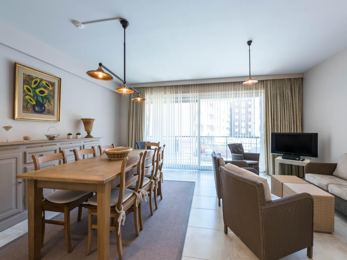 Gezellige woonkamer in Guernsey eerste vakantiehuis, Koksijde, West-Vlaanderen, met moderne keuken en comfortabele zitruimte.
