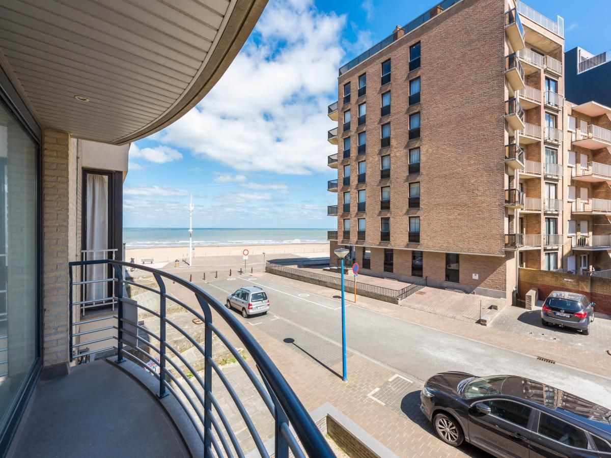 Guernsey eerste vakantiehuis in Koksijde, West-Vlaanderen met stijlvolle eetkamer en ruime woonkamer, ideaal voor familievakanties.