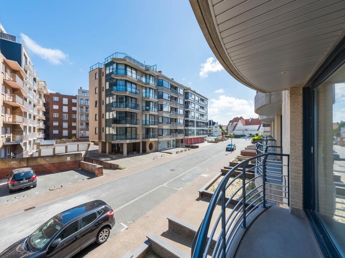 Uitzicht vanaf het balkon van Guernsey eerste vakantiehuis in Koksijde, West-Vlaanderen, met zicht op zee en strand.