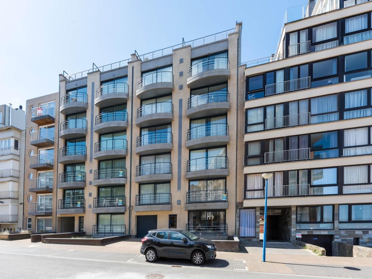 Ruime woonkamer in Guernsey eerste vakantiehuis, Koksijde, Belgie. Gezellige eethoek met veel natuurlijk licht en stijlvolle inrichting.