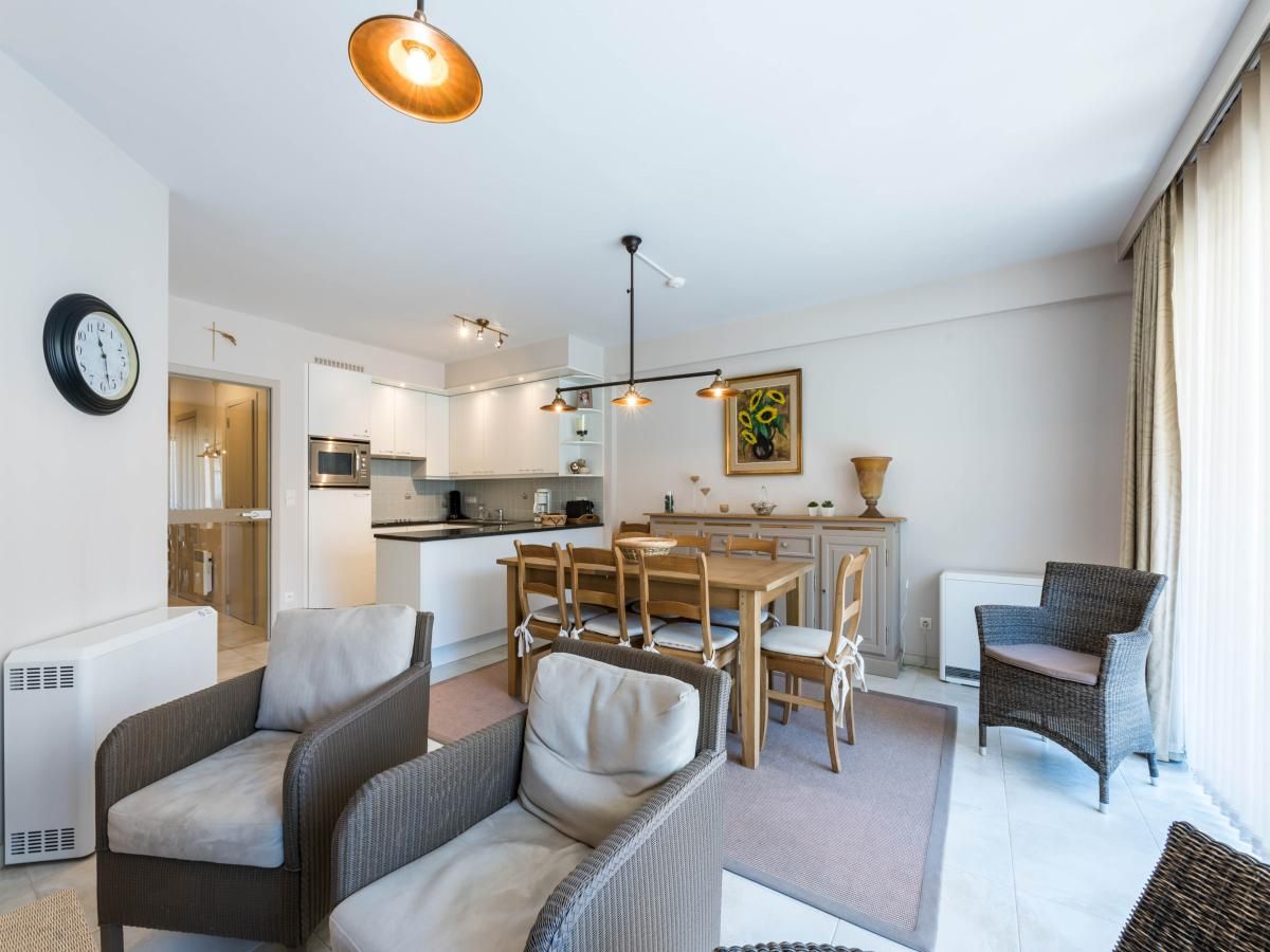 Gezellige binnenruimte van Guernsey eerste vakantiehuis in Koksijde, West-Vlaanderen met ruime eet- en zithoek.