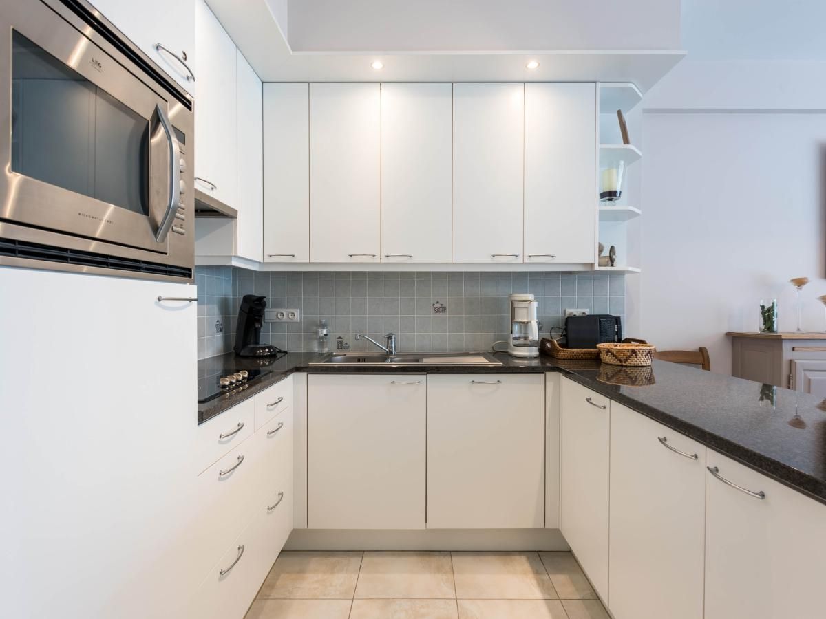 Moderne keuken in vakantiehuis Guernsey eerste, Koksijde, West-Vlaanderen, met stijlvolle inrichting en hoogwaardige apparatuur.