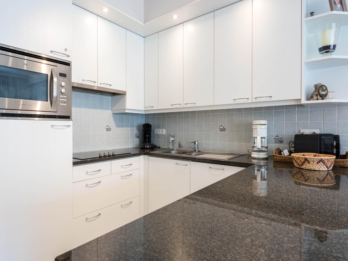 Gezellige binnenruimte van Guernsey eerste vakantiehuis in Koksijde, West-Vlaanderen, met ruime zithoek en eethoek.