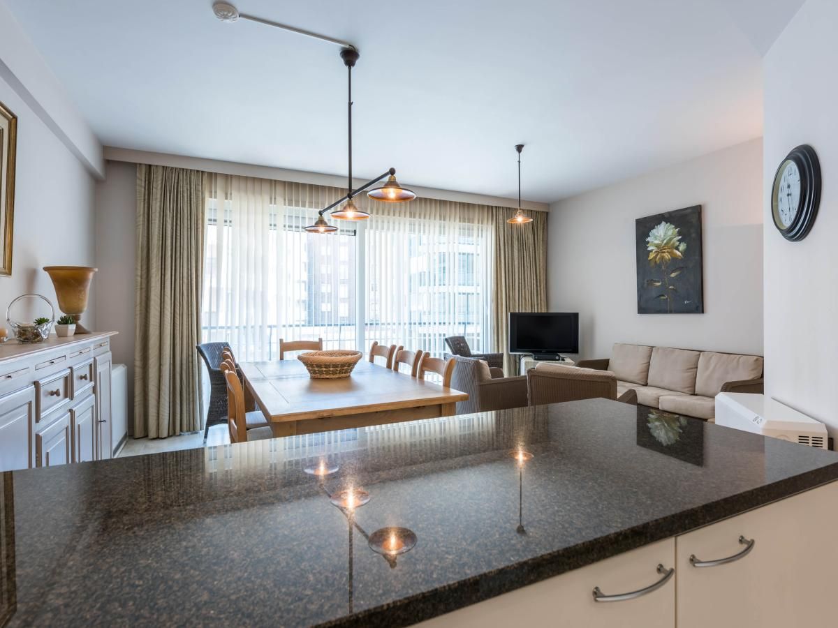 Ruime woonkamer in Guernsey eerste vakantiehuis, Koksijde, met moderne keuken en veel natuurlijk licht in West-Vlaanderen, Belgie.