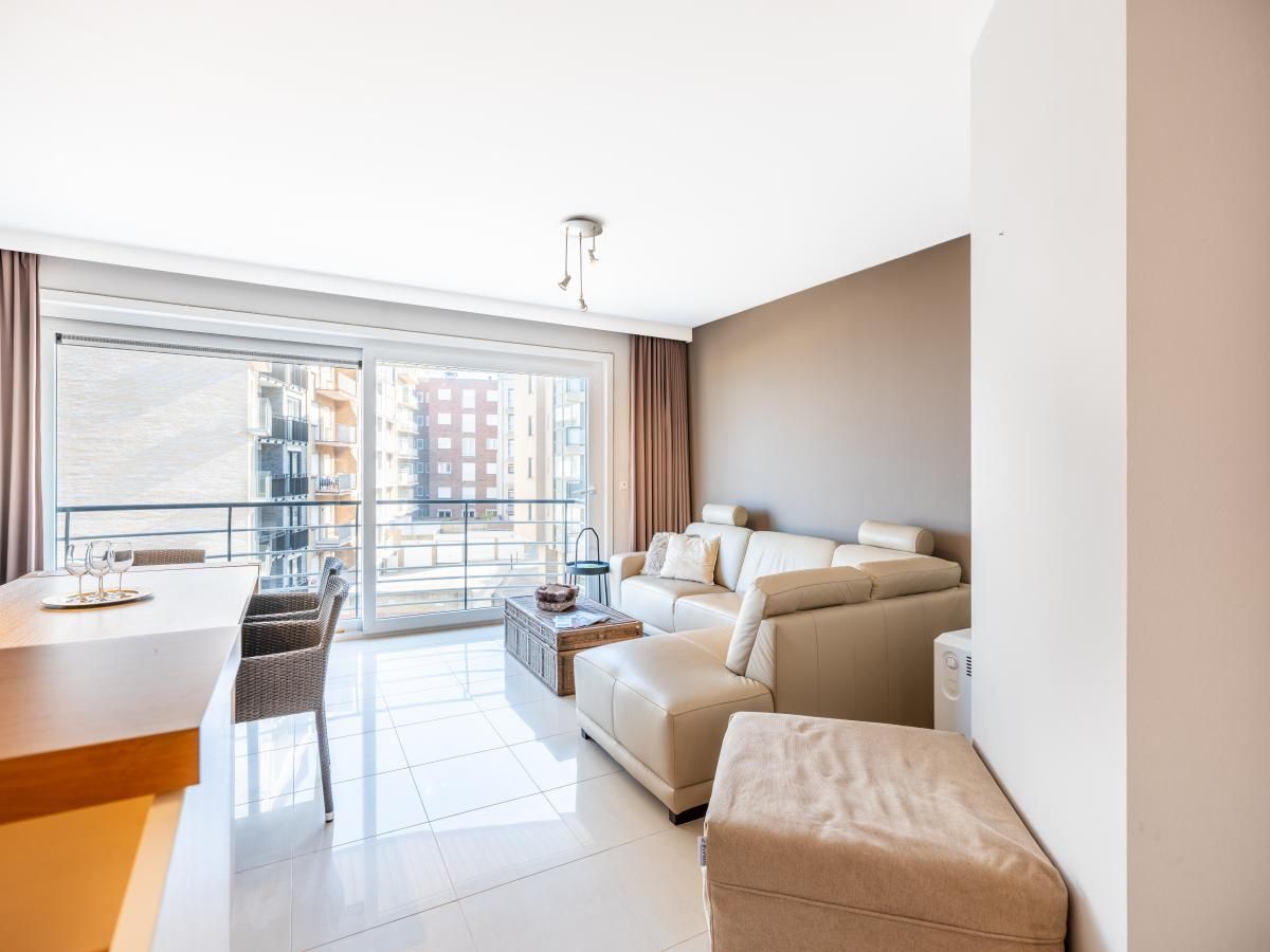 Gemuetliches Wohnzimmer im Ferienhaus Guernsey second, Koksijde, Westflandern, mit moderner Einrichtung und grossem Balkon fuer einen entspannten Aufenthalt.
