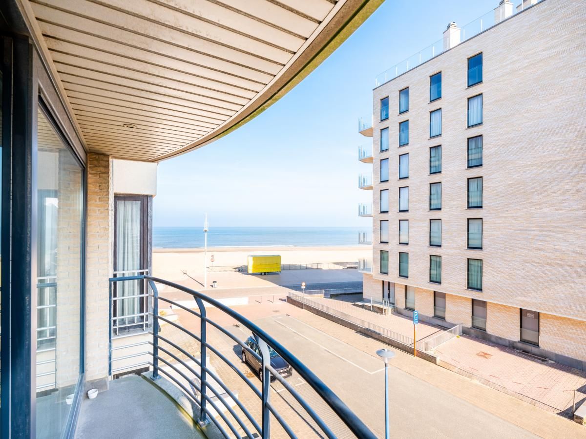 Blick vom Balkon des Ferienhauses Guernsey second in Koksijde, Westflandern, mit Meerblick und moderner Architektur.