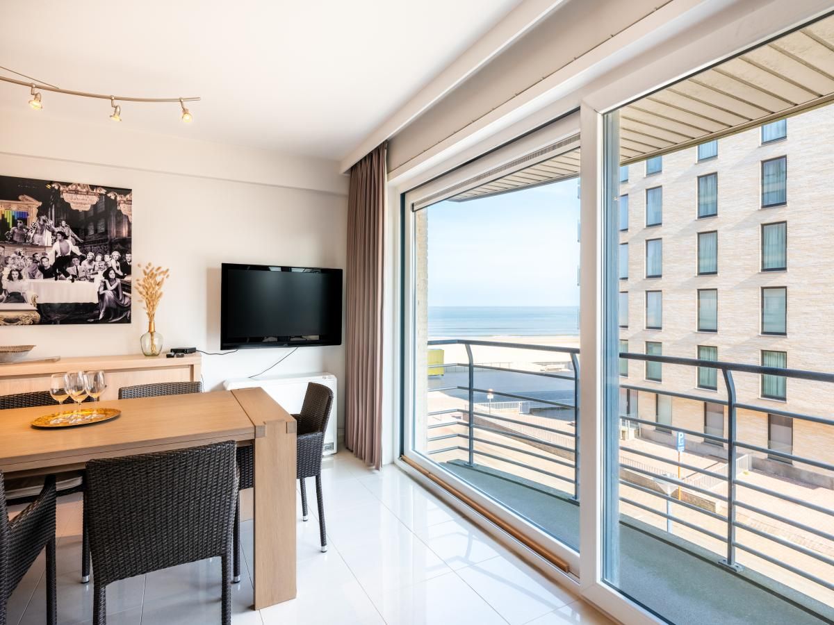 Guernsey zweites Ferienhaus in Koksijde, Westflandern mit Meerblick vom modernen Wohnzimmer mit Balkon.
