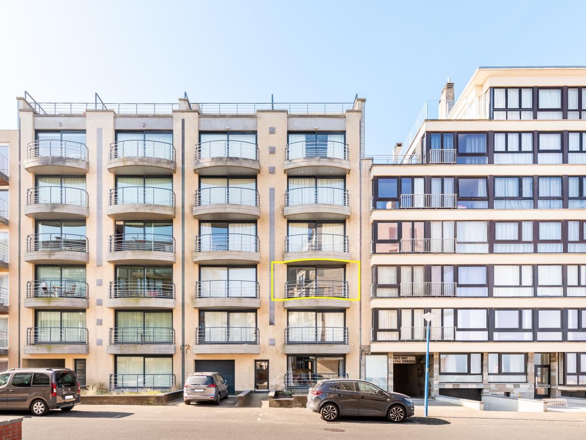 Zweites Ferienhaus Guernsey in Koksijde, Westflandern, mit moderner Fassade und Balkonen, ideal fuer einen erholsamen Aufenthalt an der belgischen Kueste.