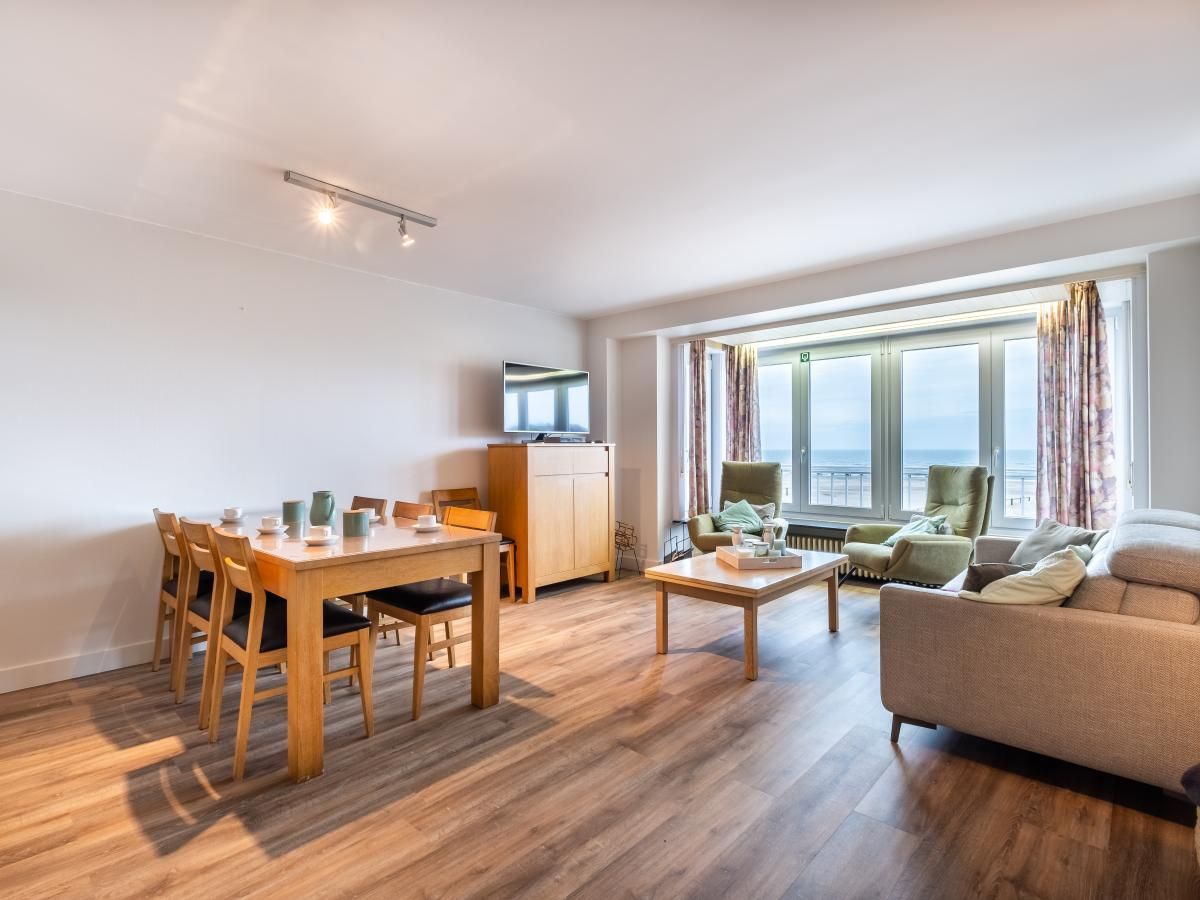 Gezellige woonkamer van Courant du Golfe vakantiehuis in Koksijde, Belgie, met prachtig zeezicht en comfortabele zithoek.