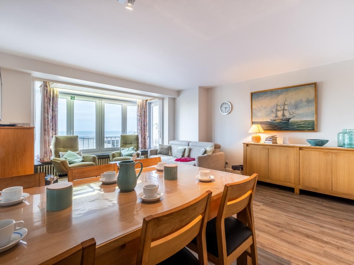 Ruime woonkamer van Courant du Golfe vakantiehuis in Koksijde, Belgie, met uitzicht op zee en gezellige zithoek.