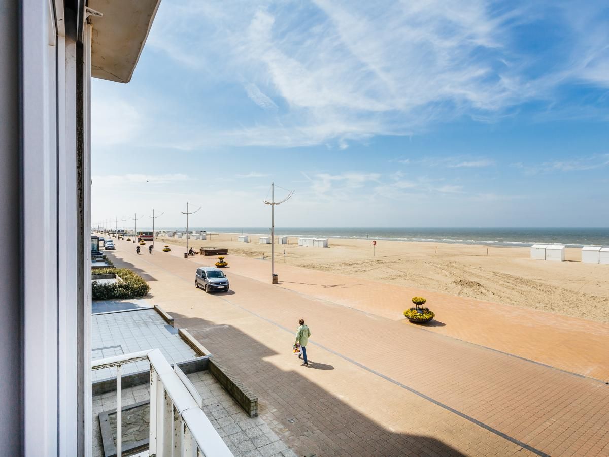 Uitzicht vanaf Courant du Golfe vakantiehuis in Koksijde, West-Vlaanderen, met strand en zee op de achtergrond.