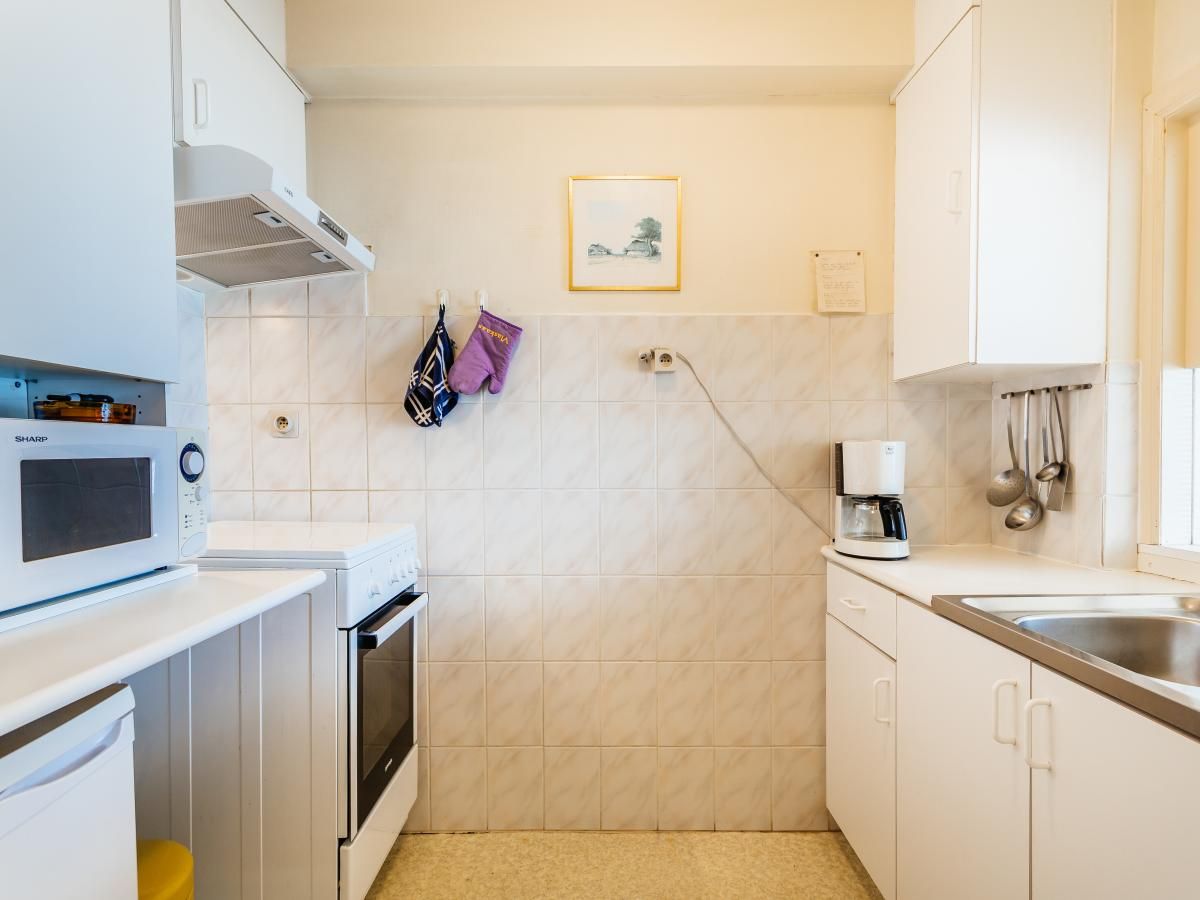 Keuken van vakantiehuis Courant du Golfe in Koksijde, West-Vlaanderen met moderne apparatuur en lichte inrichting.