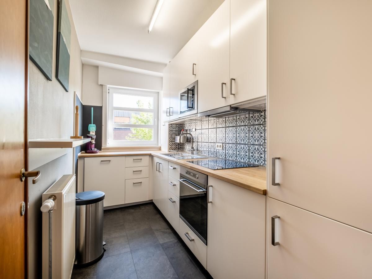 Moderne keuken in Juvamy gelijkvloers, een vakantiehuis in Koksijde, West-Vlaanderen, Belgie, met stijlvolle inrichting en veel natuurlijk licht.