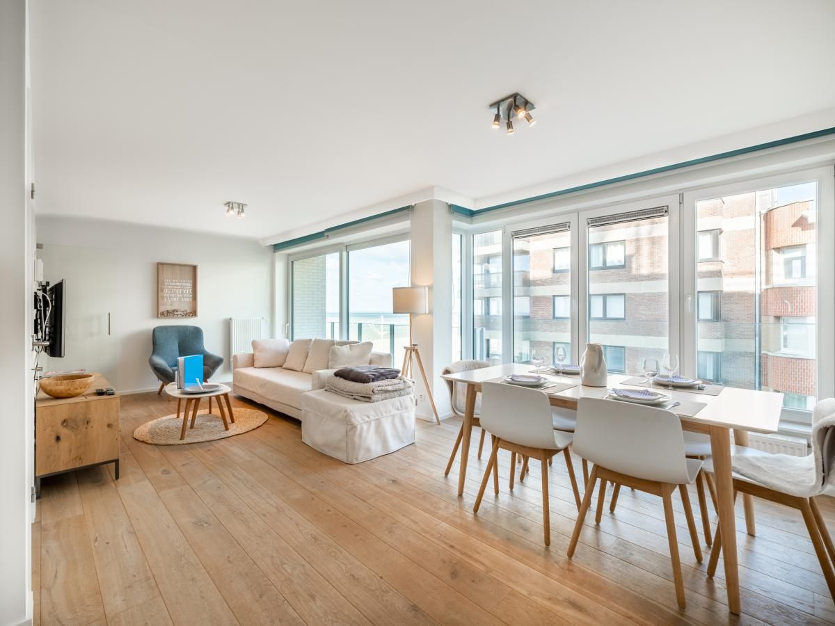 Ruime woonkamer van De Dijk derde vakantiehuis in Koksijde, West-Vlaanderen, met modern interieur en veel natuurlijk licht.