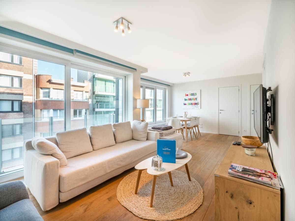 Uitzicht vanaf het balkon van De Dijk derde, een vakantiehuis in Koksijde, West-Vlaanderen, met panoramisch zeezicht en strandomgeving.