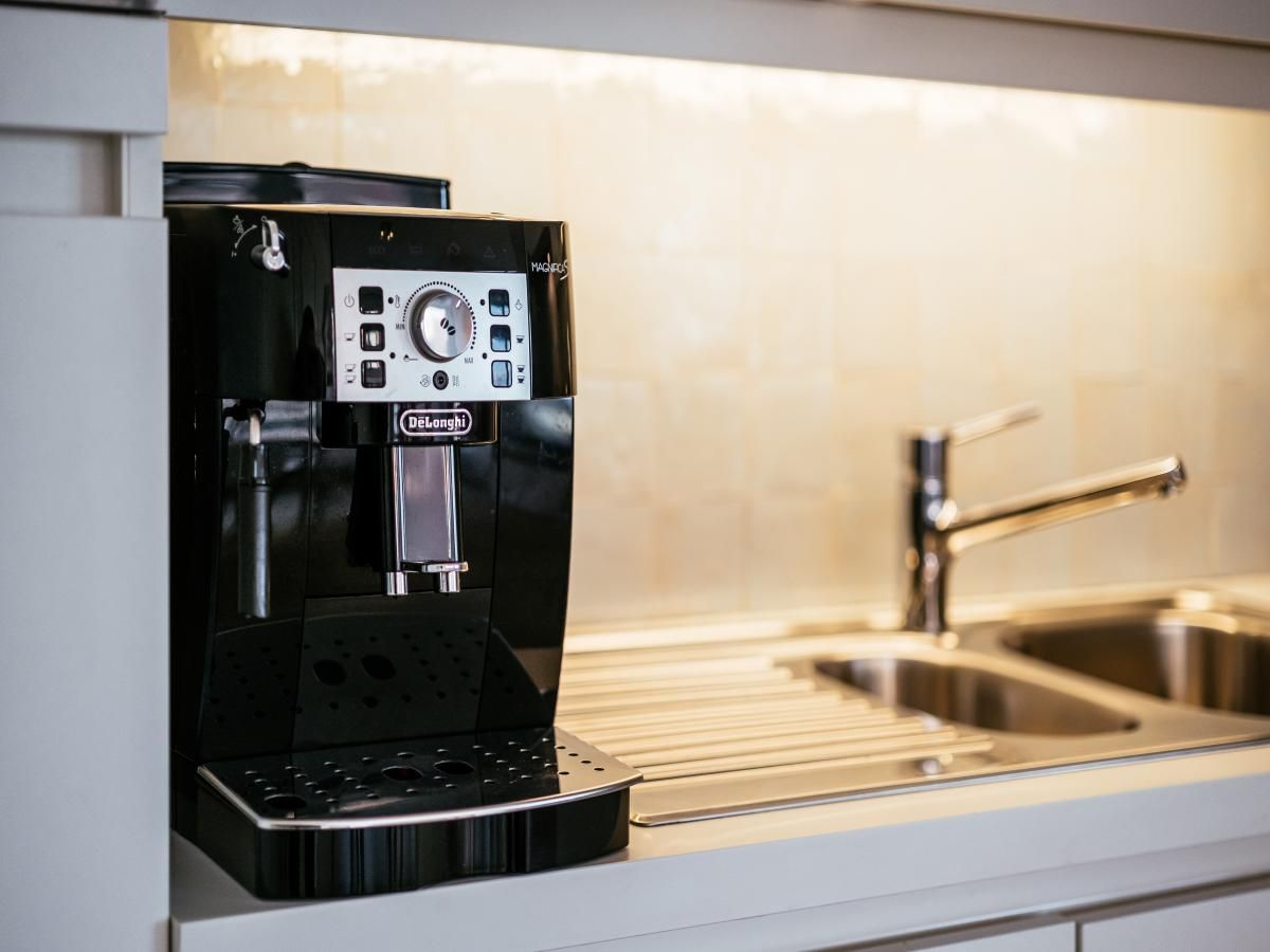Moderne keuken in vakantiehuis De Dijk derde, Koksijde, West-Vlaanderen. Stijlvolle inrichting en apparatuur voor een comfortabel verblijf.