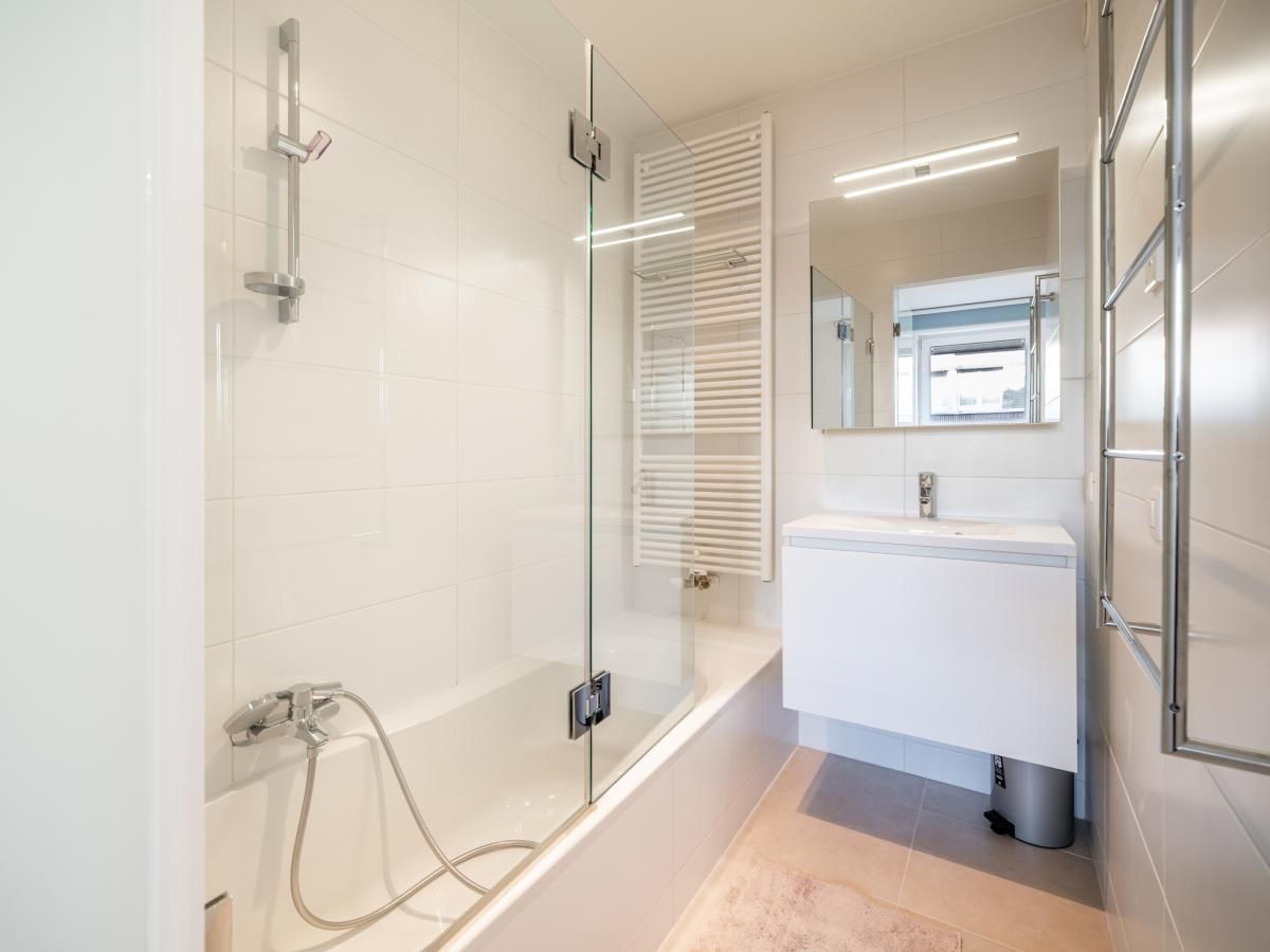 Moderne keuken in vakantiehuis De Dijk derde in Koksijde, West-Vlaanderen, met luxe koffiezetapparaat en stijlvolle spoelbak.