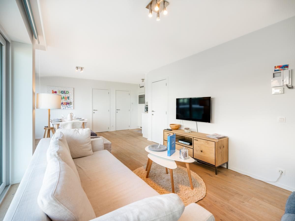 Moderne badkamer in De Dijk derde vakantiehuis, Koksijde, West-Vlaanderen met luxe douche en strakke wastafel.