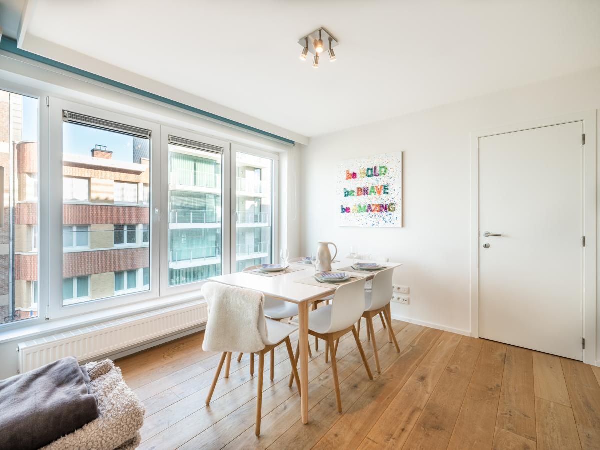 Stijlvol servies in De Dijk derde vakantiehuis, Koksijde, West-Vlaanderen. Geniet van luxe en comfort in deze prachtige accommodatie.