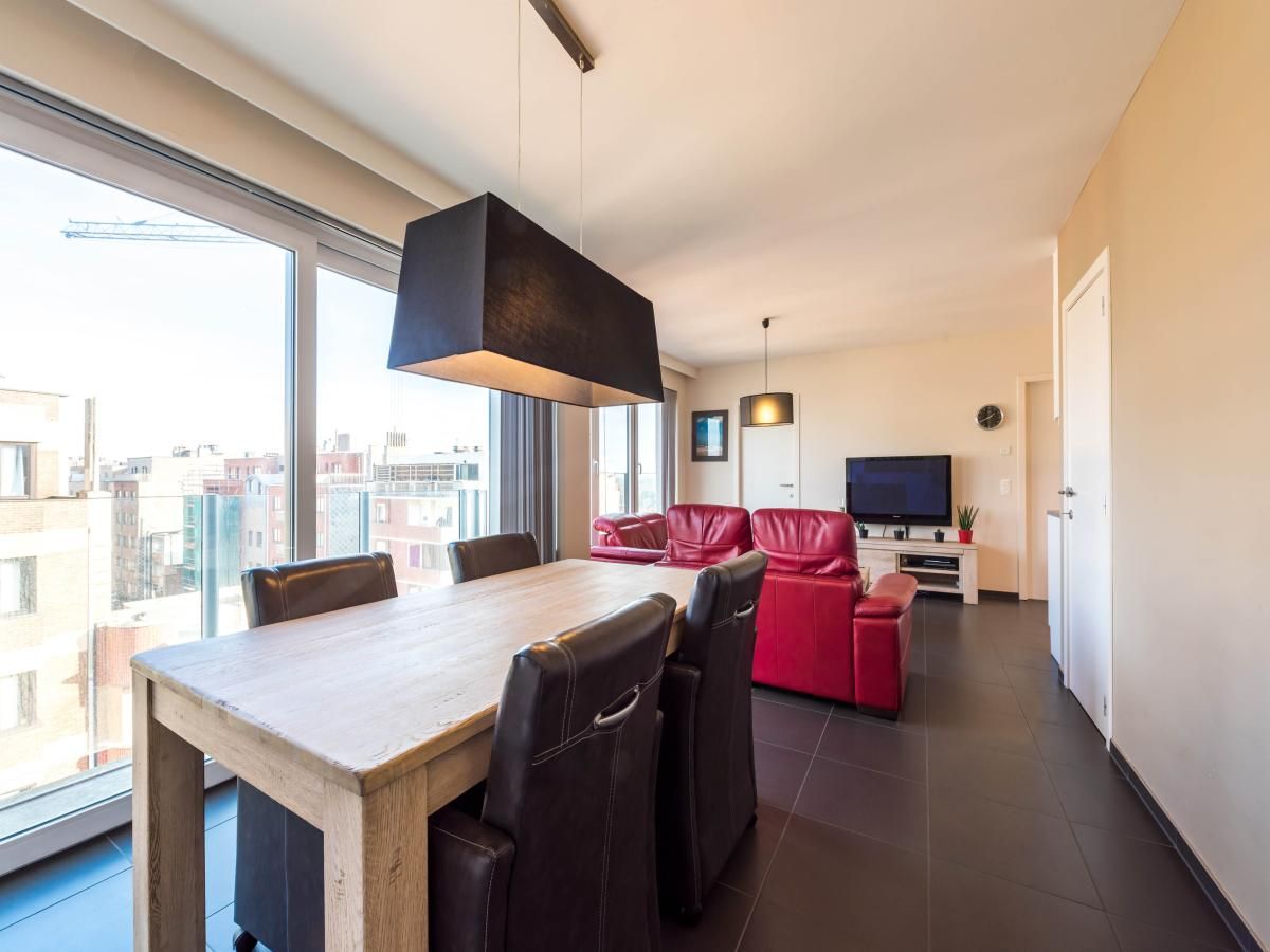 Gezellige woonkamer van De Dijk zesde vakantiehuis in Koksijde, West-Vlaanderen, met moderne inrichting en ruim uitzicht op de omgeving.