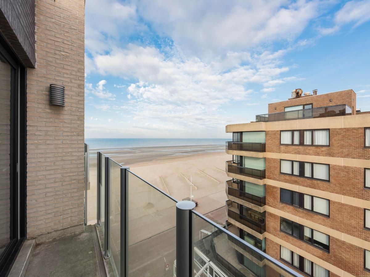 Uitzicht vanaf het balkon van De Dijk zesde, een vakantiehuis in Koksijde, West-Vlaanderen, met panoramisch zeezicht en strand.