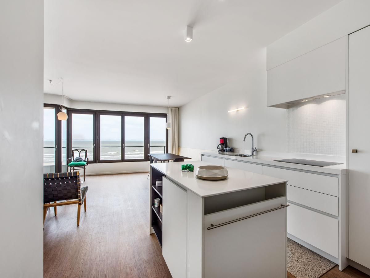 Stijlvolle keuken en woonkamer met zeezicht in De Meeuwen derde vakantiehuis, Koksijde, West-Vlaanderen, Belgie.