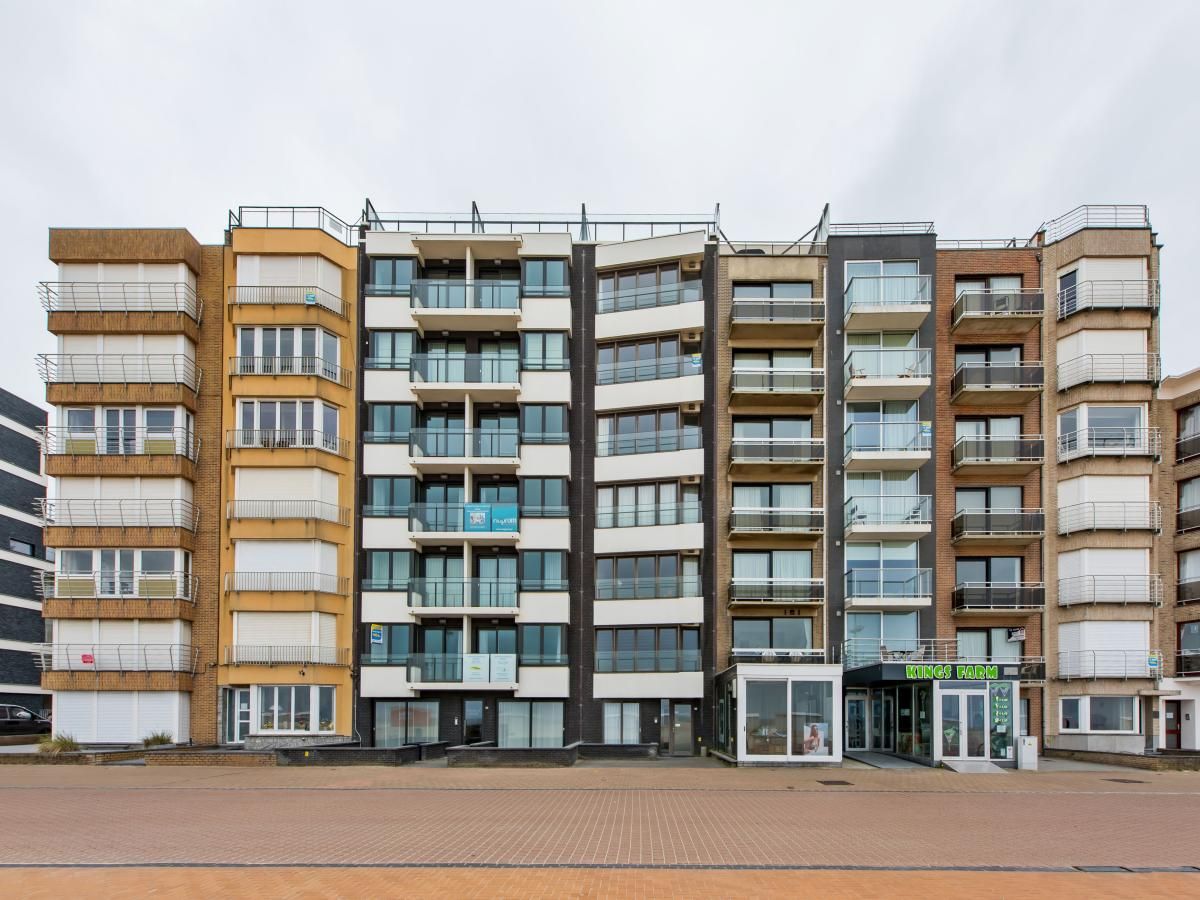 Stijlvolle woonkamer van De Meeuwen derde vakantiehuis in Koksijde, Belgie, met moderne keuken en comfortabele zithoek.