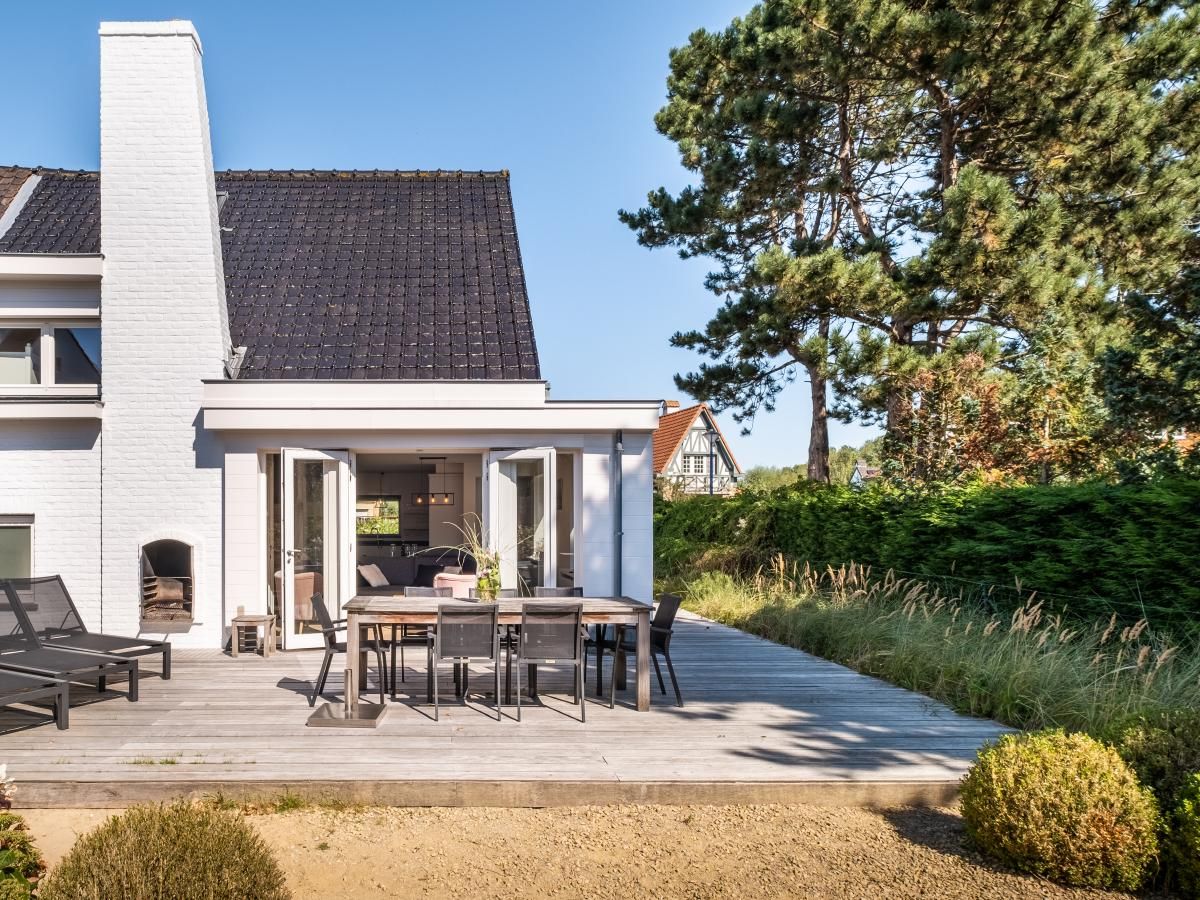 Geniet van het terras van vakantiehuis Tranquil in Koksijde, West-Vlaanderen, omringd door natuur en rustgevende omgeving.