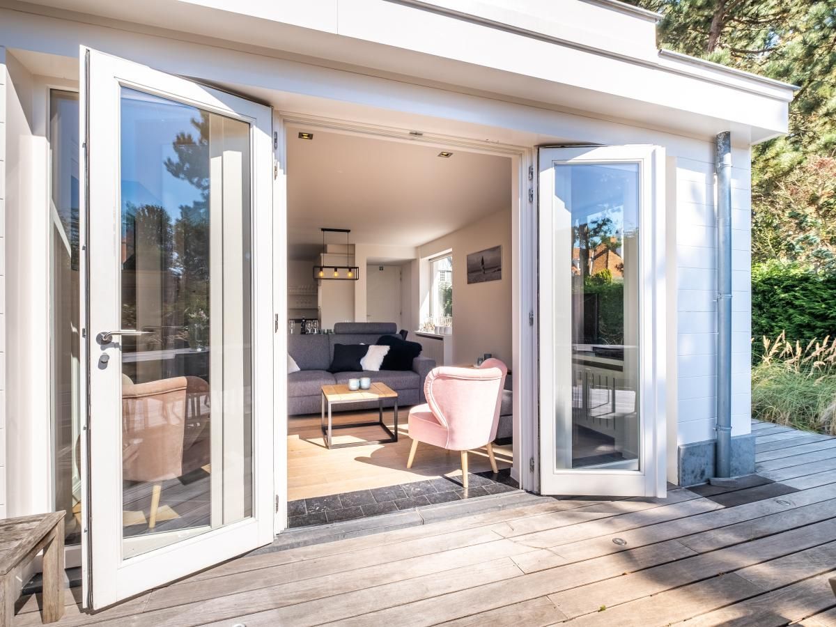 Tranquil vakantiehuis in Koksijde, West-Vlaanderen met zonnig terras en open woonkamer, omringd door natuur.