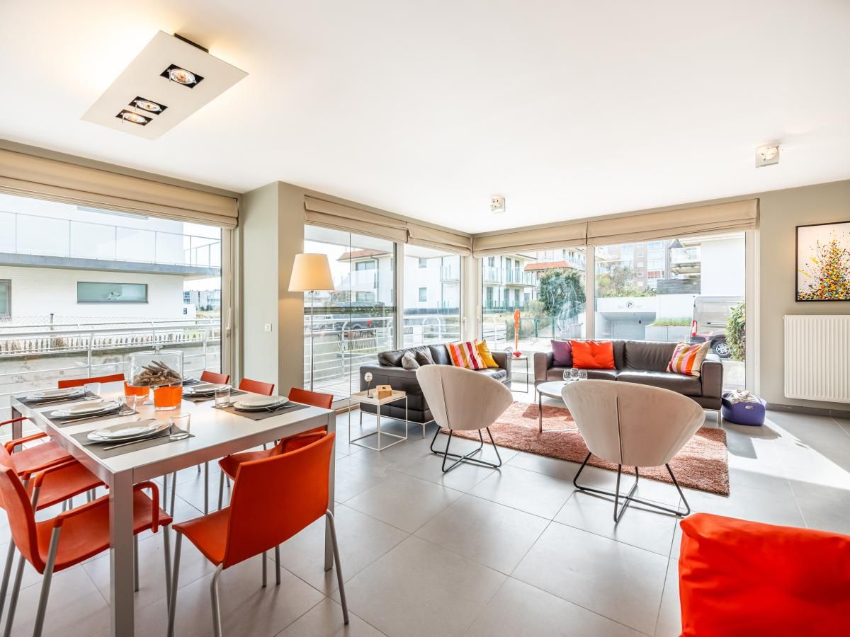 Tinou Gelijkvloers vakantiehuis in Koksijde, West-Vlaanderen met lichte, moderne binnenruimte en uitnodigende woonkamer.