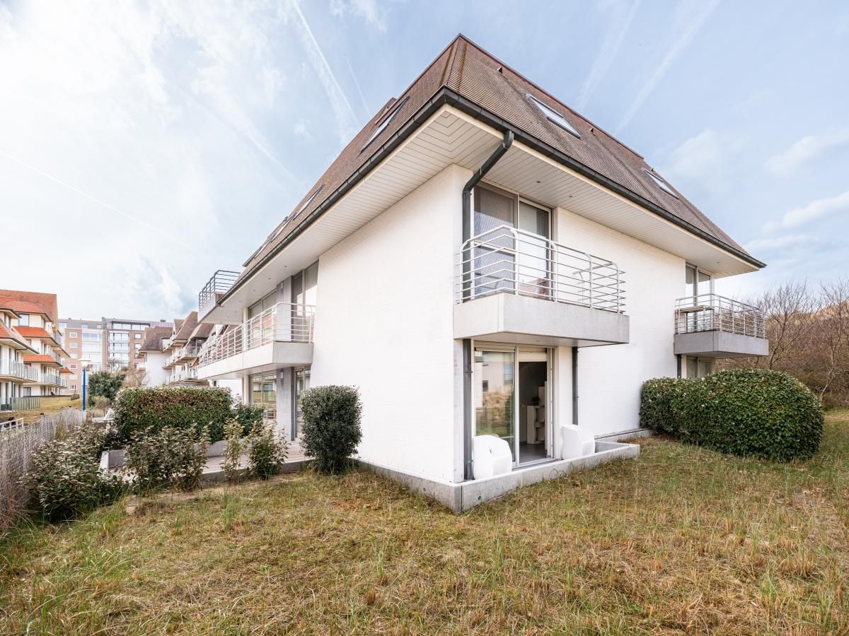 Tinou Gelijkvloers vakantiehuis in Koksijde, West-Vlaanderen met moderne architectuur en ruime tuin, ideaal voor ontspanning.