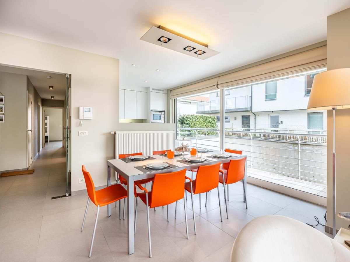 Eetkamer van Tinou Gelijkvloers vakantiehuis in Koksijde, Belgie, met moderne inrichting en veel natuurlijk licht.