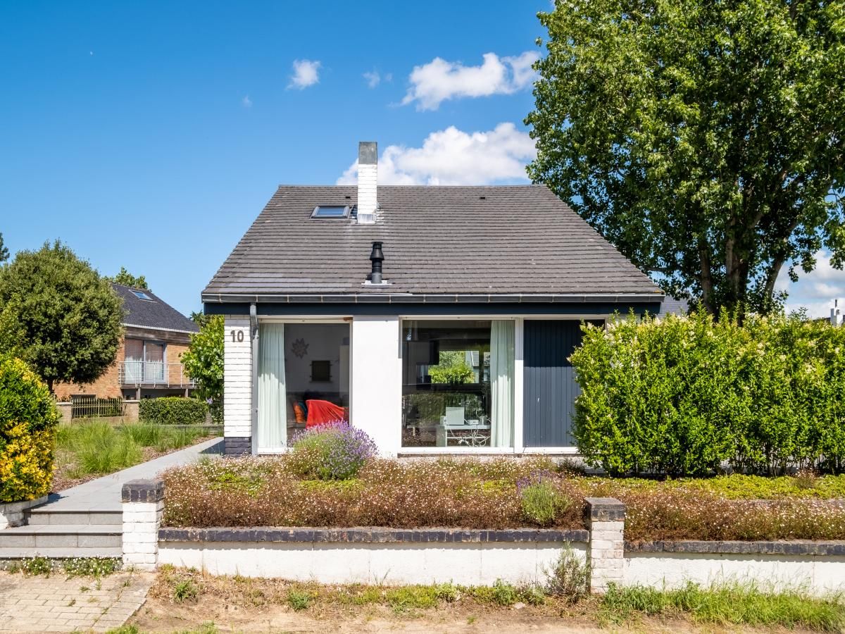 Vakantiehuis Guillaume in Koksijde, West-Vlaanderen, met zonnig terras en groene omgeving, ideaal voor een ontspannen verblijf.