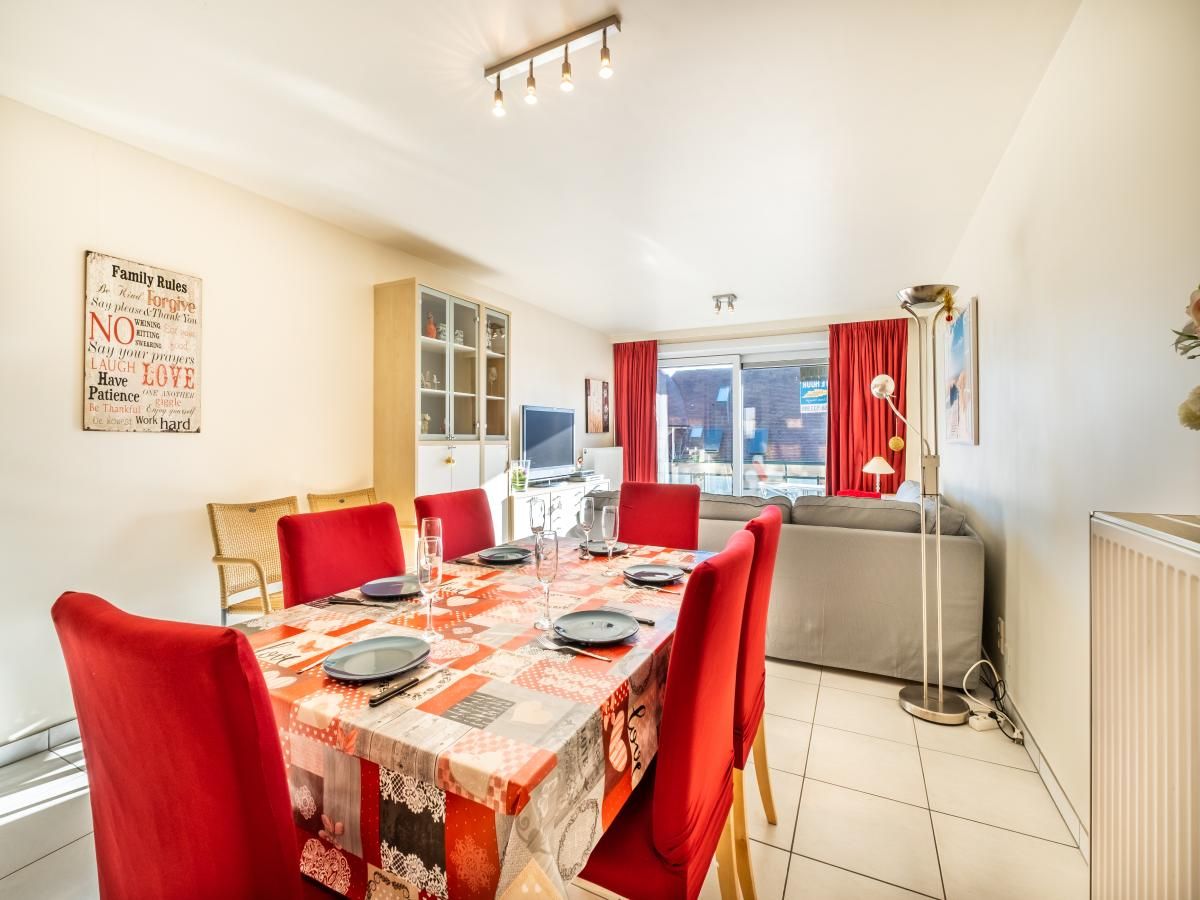 Gezellige eet- en woonkamer van vakantiehuis Pablito trois in Koksijde, West-Vlaanderen, met moderne inrichting en veel lichtinval.