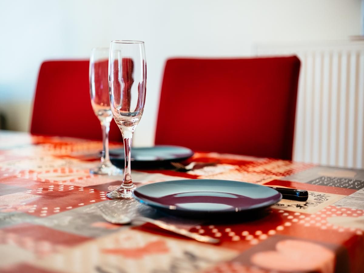 Elegante eetruimte in vakantiehuis Pablito trois, Koksijde, West-Vlaanderen. Stijlvol gedekte tafel voor een gezellige maaltijd.