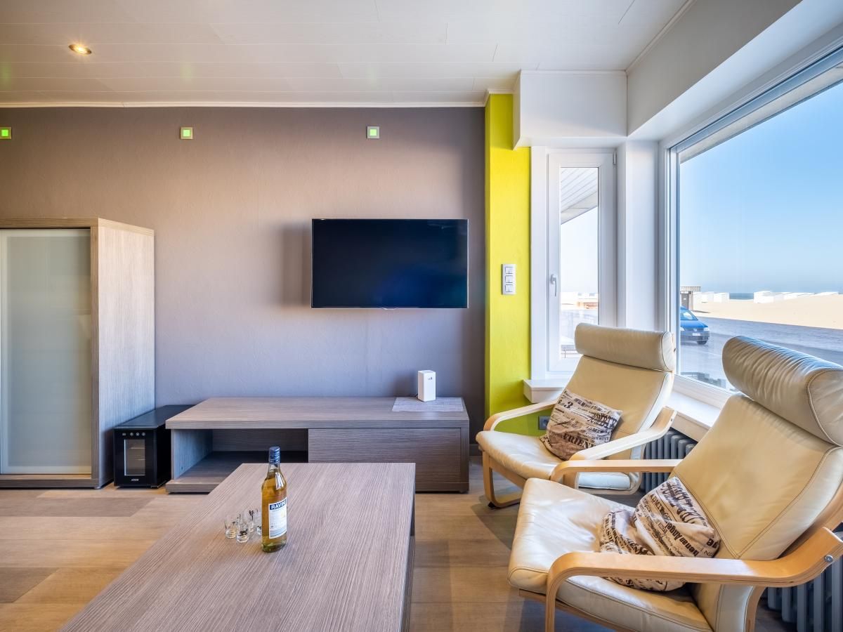 Gezellige woonkamer in vakantiehuis Zeezicht GV in Koksijde, West-Vlaanderen, met modern interieur en prachtig uitzicht op de zee.