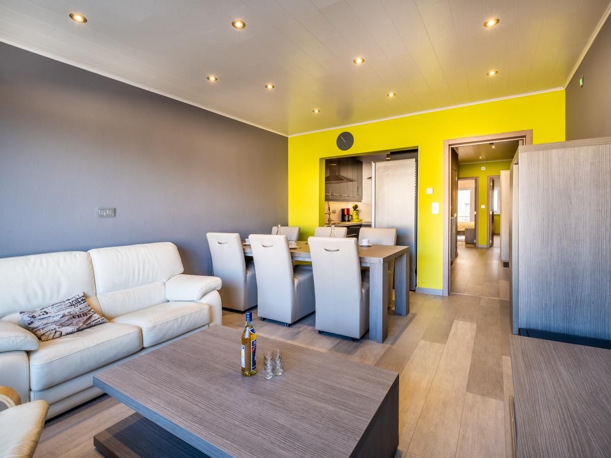 Gezellige woonkamer van Zeezicht GV vakantiehuis in Koksijde, West-Vlaanderen, Belgie met moderne inrichting en comfortabele zithoek.