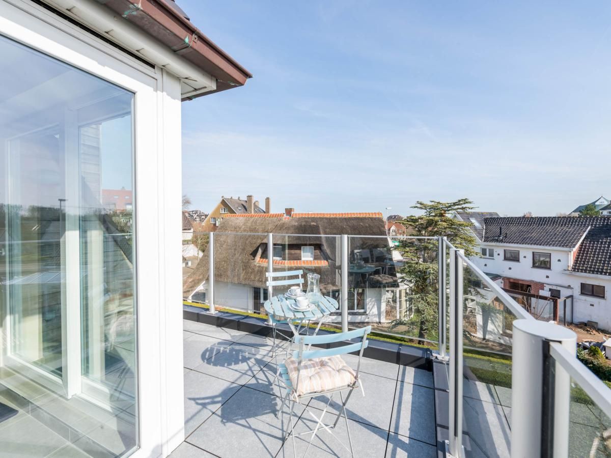 Lichte woonkamer van Bon Accueil tweede vakantiehuis in Koksijde, West-Vlaanderen, met moderne inrichting en uitzicht op het terras.