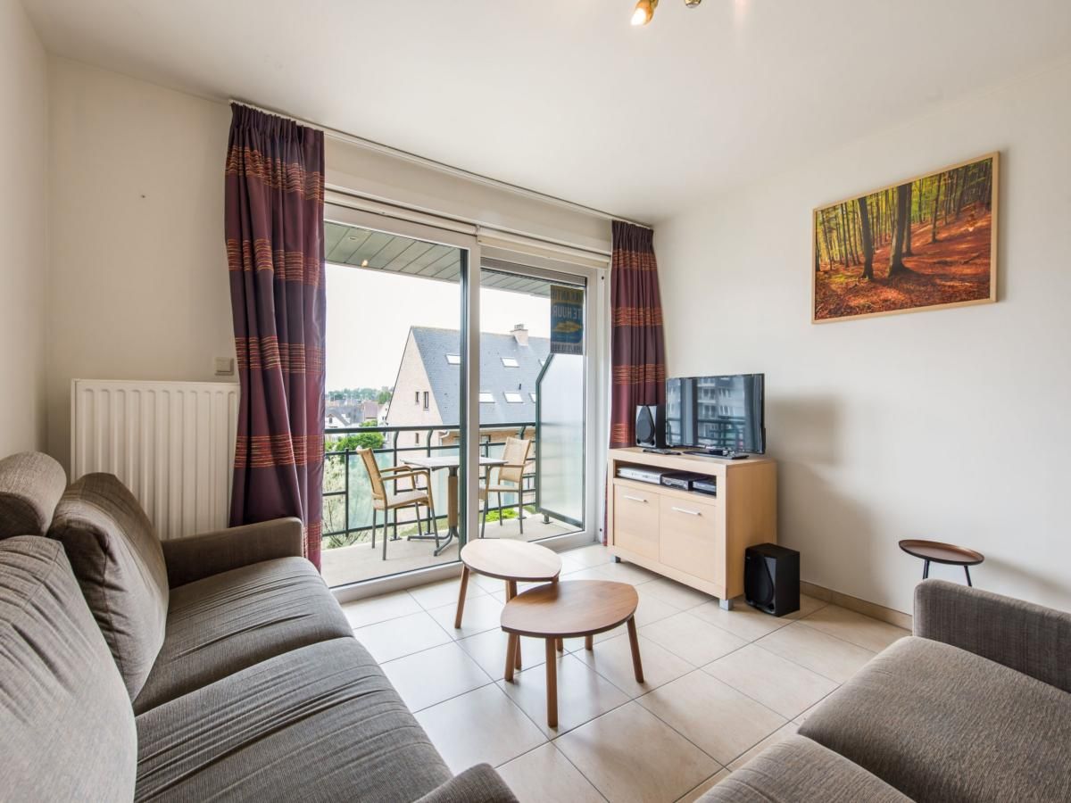 Ontspannen woonkamer in Paco derde vakantiehuis, Koksijde, met balkon en uitzicht op de omgeving van West-Vlaanderen, Belgie.
