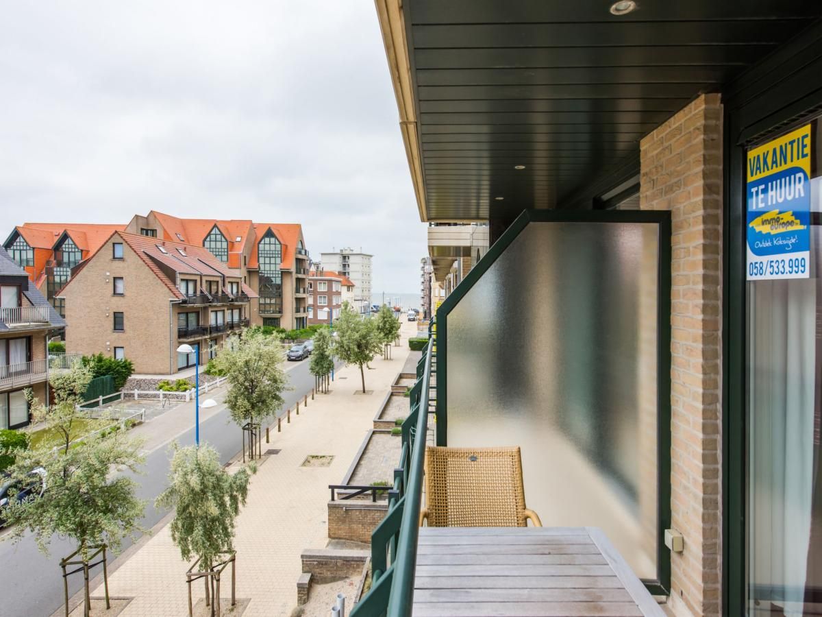 Geniet van het uitzicht vanaf het balkon van vakantiehuis Paco Derde in Koksijde, West-Vlaanderen, met zicht op de charmante straat.