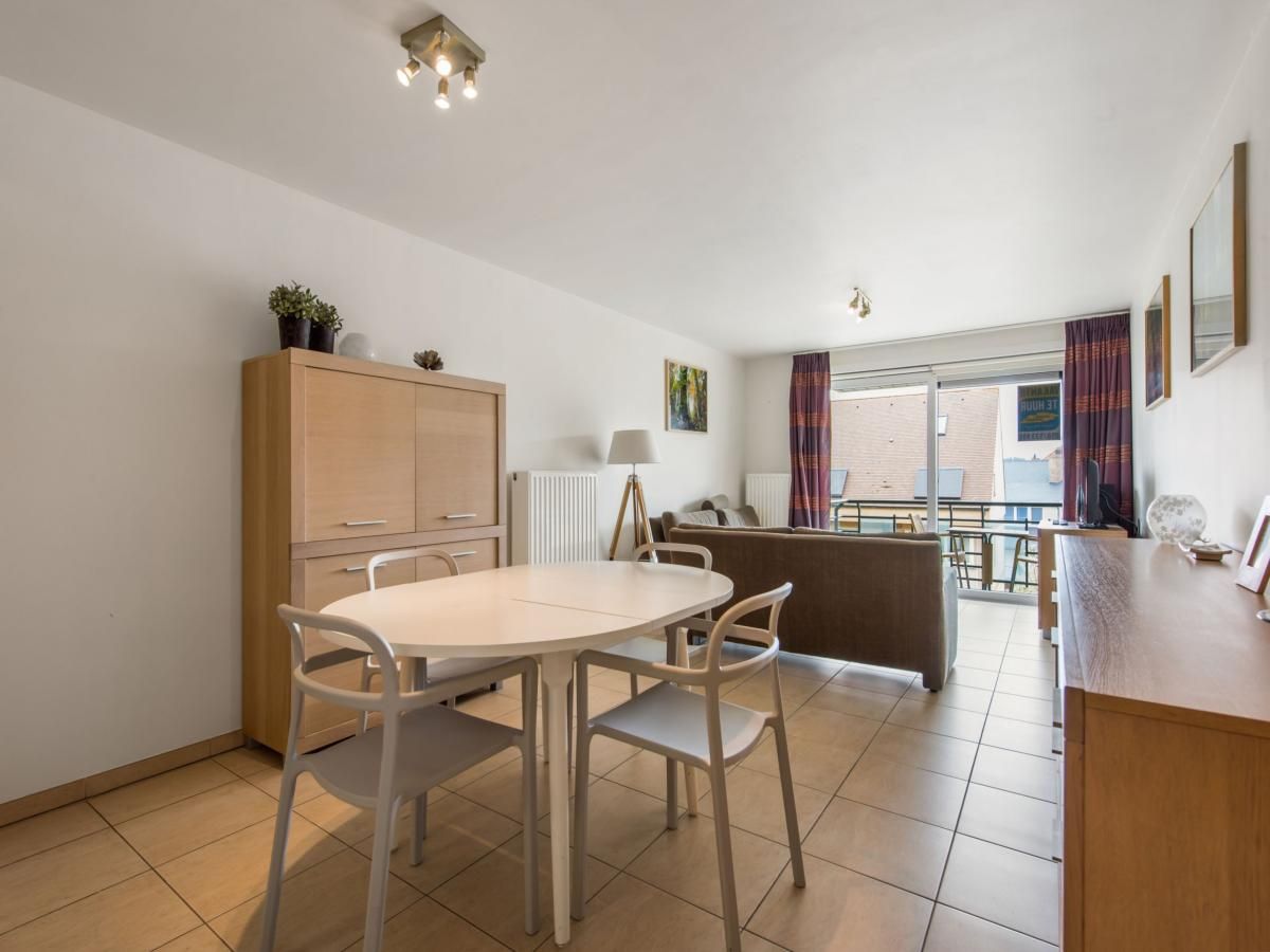 Ruime woonkamer in vakantiehuis Paco derde, Koksijde, West-Vlaanderen, met moderne inrichting en veel natuurlijk licht.