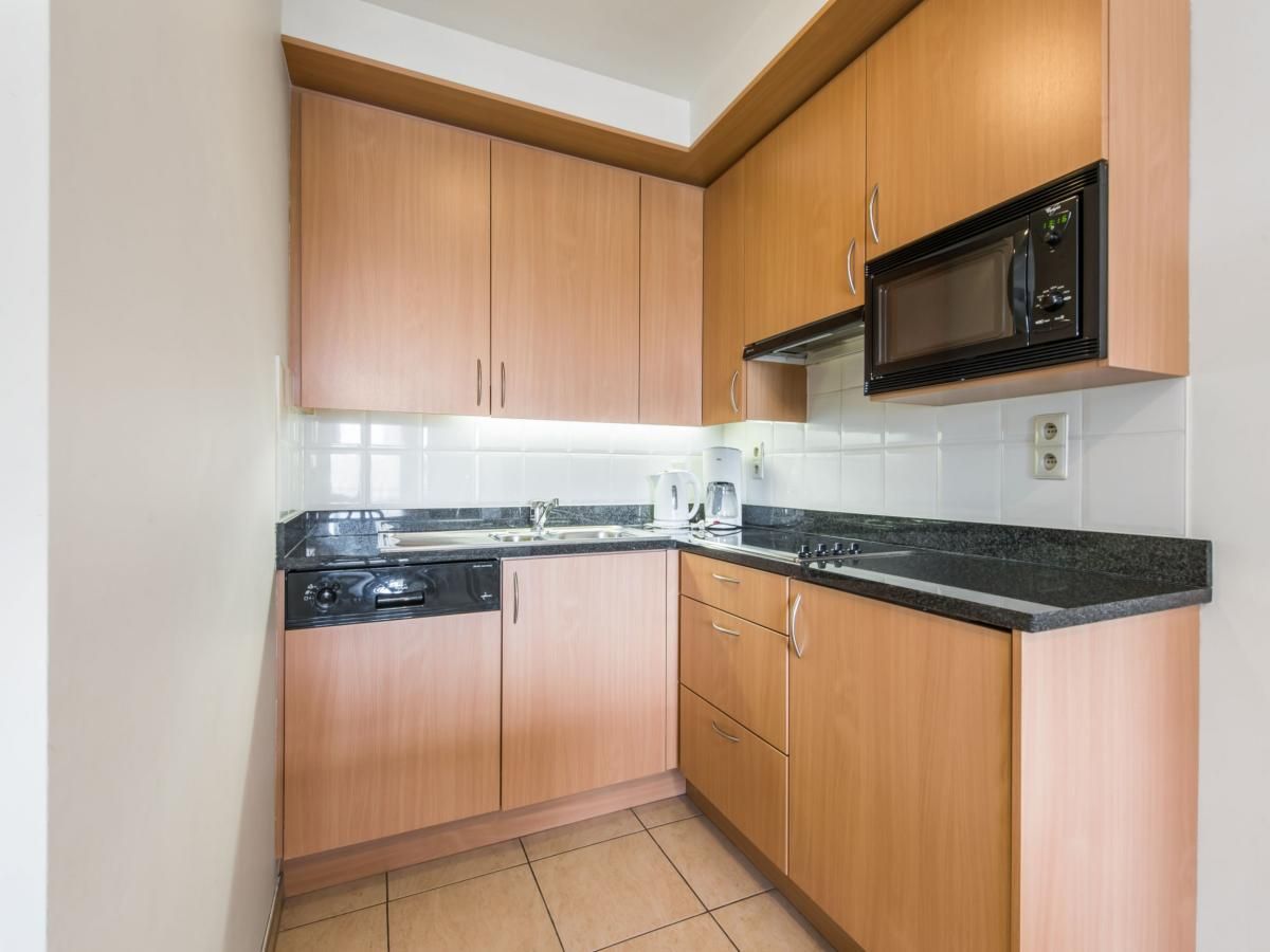 Moderne keuken in vakantiehuis Paco derde, Koksijde, West-Vlaanderen, perfect voor een comfortabel verblijf aan de Belgische kust.