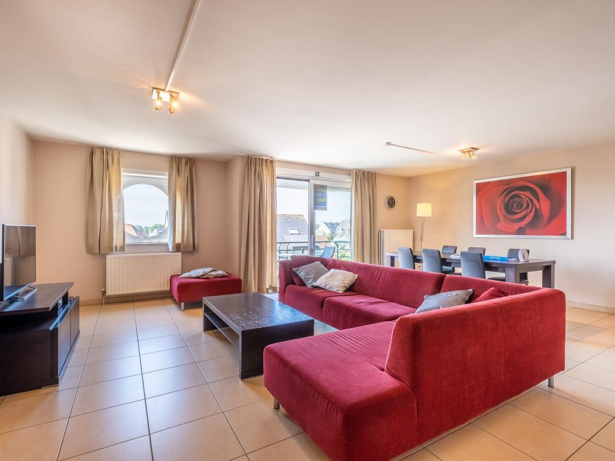 Gezellige woonkamer in Paco Vierde vakantiehuis, Koksijde, met moderne inrichting en comfortabele zitruimte in West-Vlaanderen, Belgie.