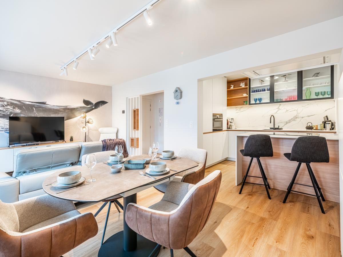 Gezellige binnenruimte van Bon Plan vakantiehuis in Koksijde, West-Vlaanderen, met moderne keuken en sfeervolle eetkamer.