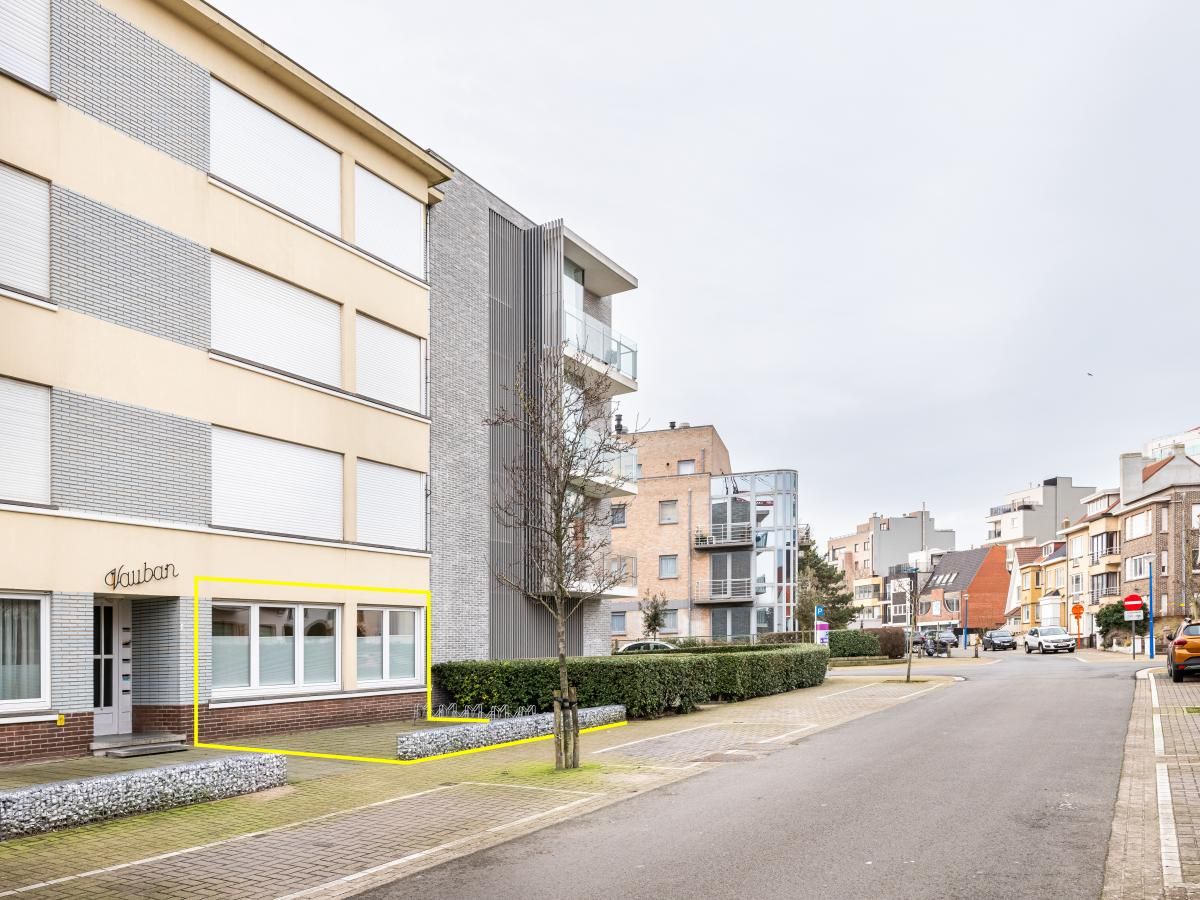 Bon Plan vakantiehuis in Koksijde, West-Vlaanderen, biedt een charmant straatzicht en moderne architectuur voor een ontspannen verblijf.