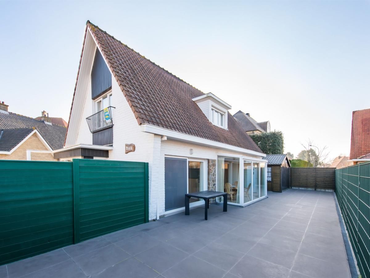 Vakantiehuis Mallory in Koksijde, West-Vlaanderen, met ruime oprit en charmante architectuur, ideaal voor een ontspannen verblijf.